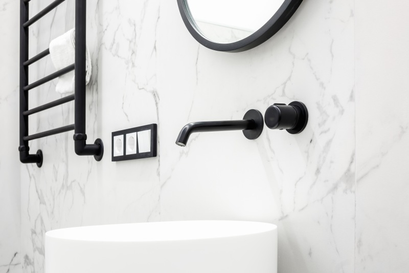 12 inspirujących aranżacji nowoczesnych łazienek w kolorze białym
